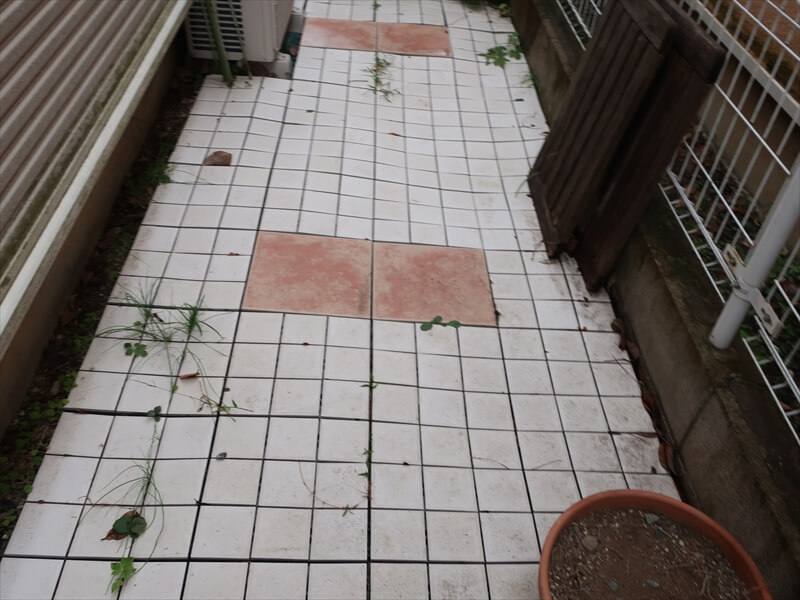 中庭に敷かれたジョイント式のタイルカーペットは足場の重みで壊れることがあり、取り外すかどうかの確認が必要です。